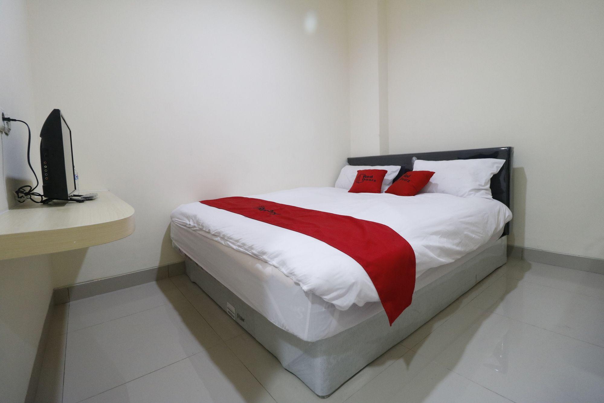 Reddoorz Plus Near Mall Ciputra Jakarta Hotel Exterior foto