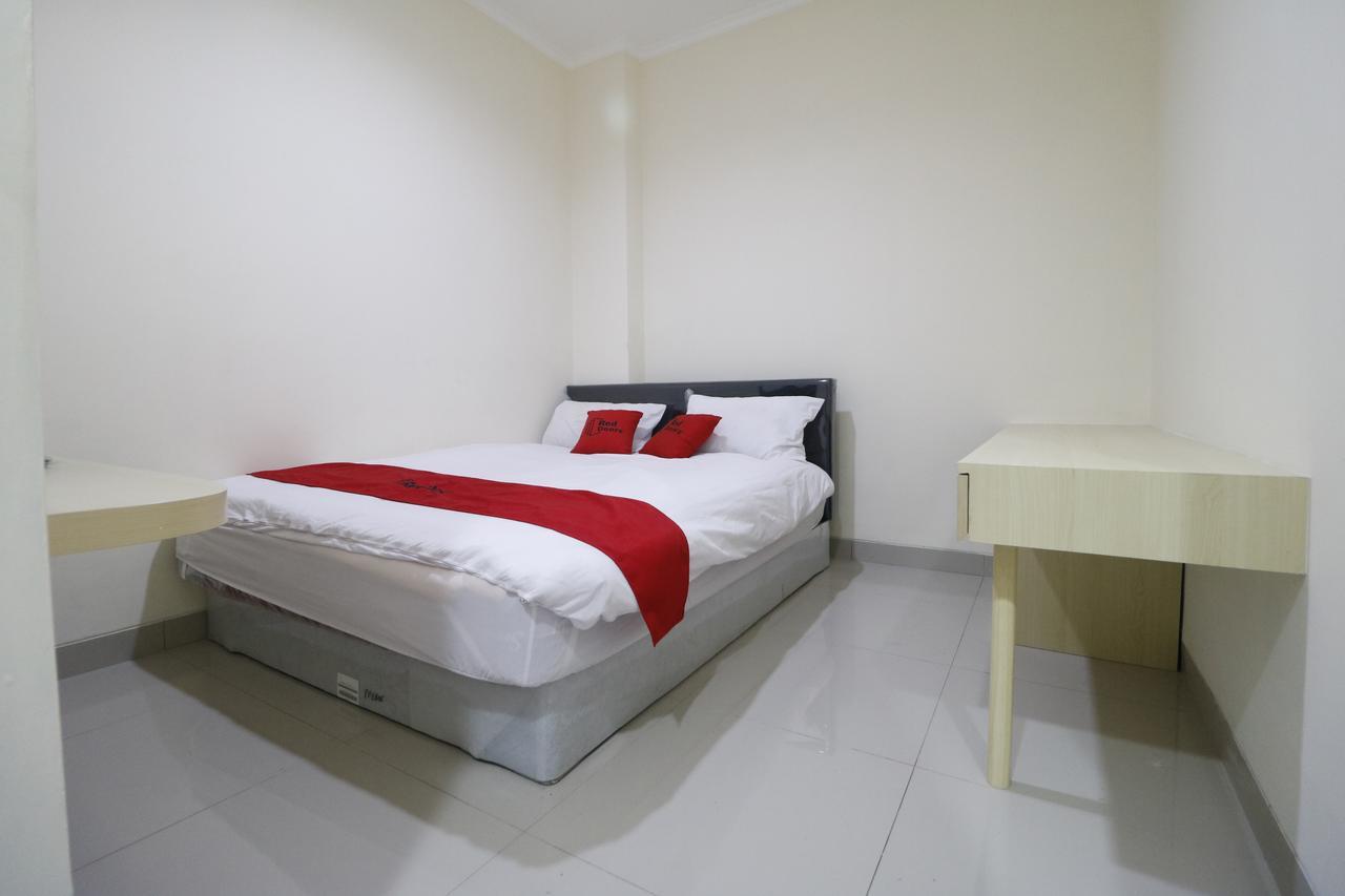 Reddoorz Plus Near Mall Ciputra Jakarta Hotel Exterior foto